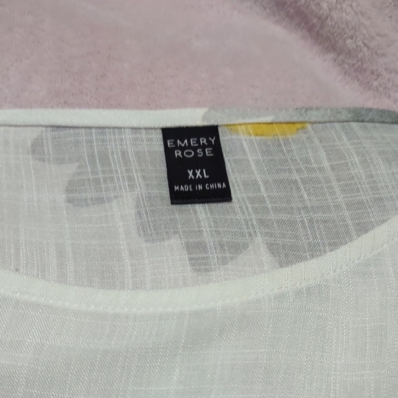 NWOT White Relaxed FLORAL Blouse with Round Collar and 3/4 Sleeves - Picture 2 of 5